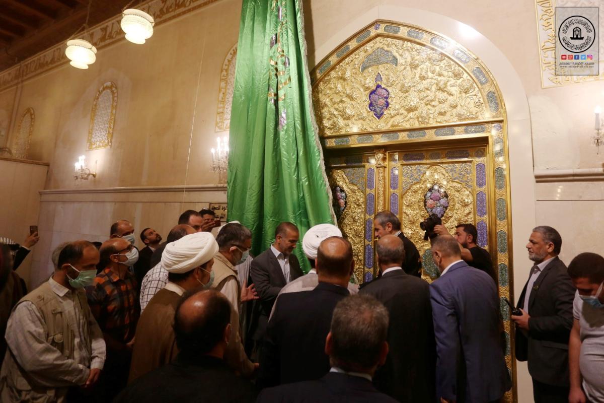 بذكرى مولد المجتبى (ع) أمانة مسجد الكوفة تحتفل بتنصيب باب حضرة مسلم (ع) المطلة على المسجد